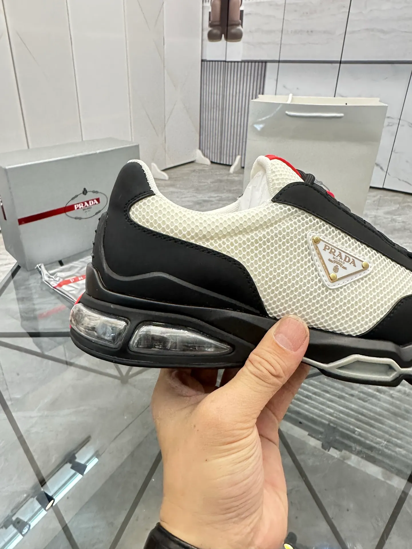 Men's shoes for sale 💰: 💰P660¥ High-end top quality Product trademark: Prada *"Prada*" low-top casual shoes Regular size: 38-45 (can be customized to 46) Product materials: Upper imported first-layer cowhide spliced ​​with original fabric, breathable lining, cowhide foot pads, original air cushion outsole. No.: 001